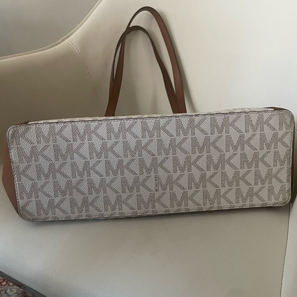 Michael Kors Shoulder Bag❗️CLOSET CLEAR OUT❗️PRICED TO SELL - Picture 11 of 11